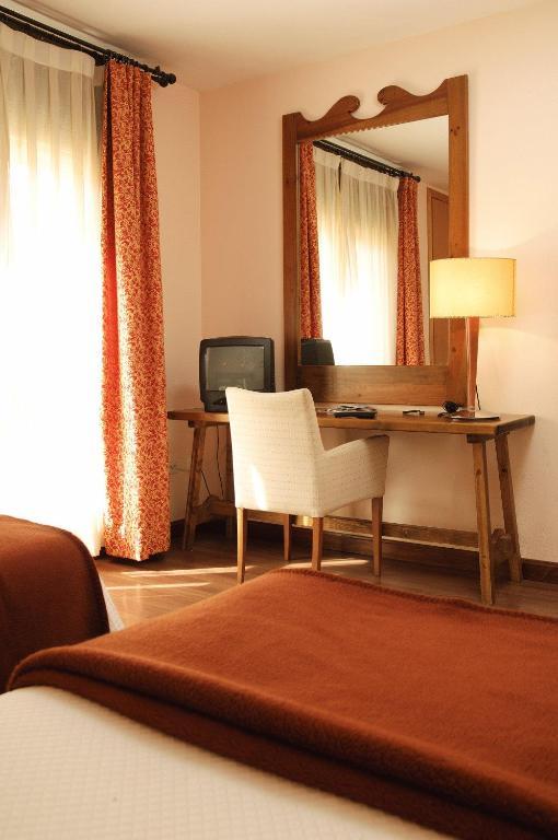 Hotel Pirineos Кастехон-де-Сос Номер фото